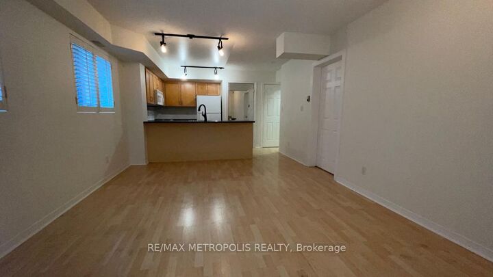 Property Photo:  208 Niagara Street Th27  ON M6J 3W5 