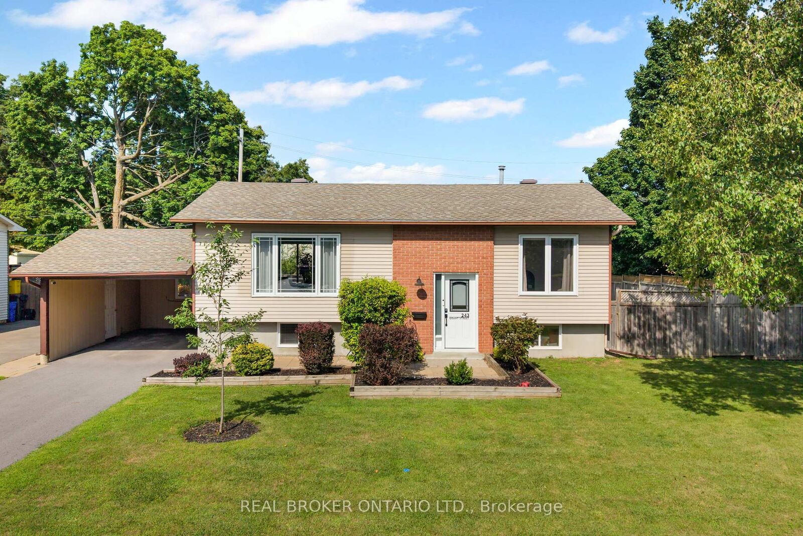 Property Photo:  243 Grant Street  ON K7C 2S2 