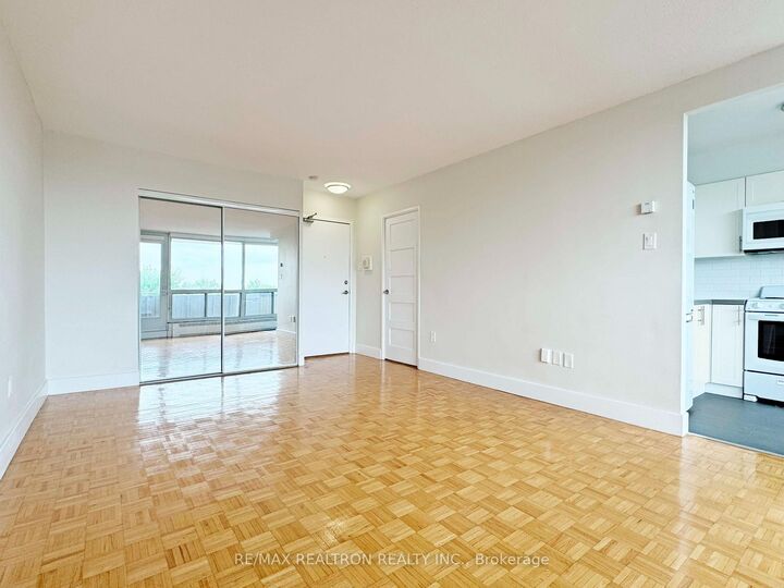 Property Photo: 666 Spadina Avenue 812 ON M5S 2H8