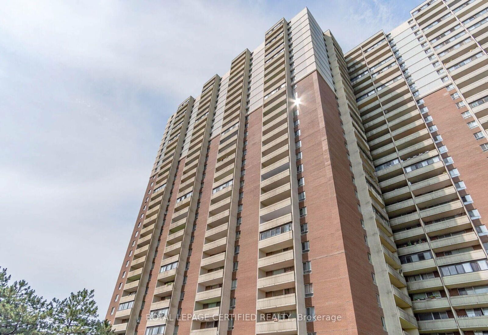Photo de la propriété: 1 Massey Square 1208 ON M4C 5L4