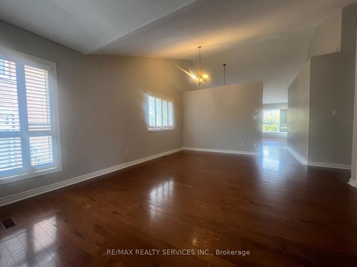 Property Photo: 7 Ladywood Court ON L6Z 4T9