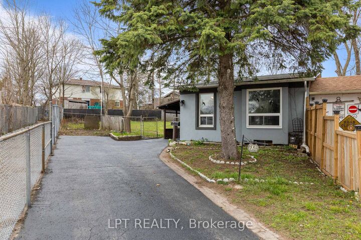Property Photo: 55H Chaucer Crescent ON L4N 4T8