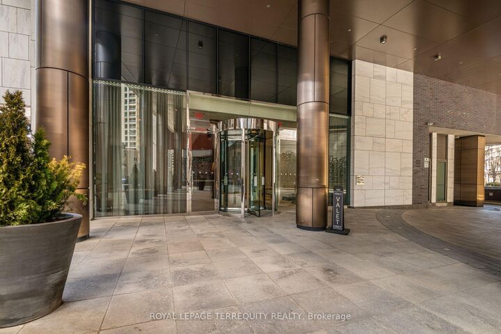 Photo de la propriété: 88 Davenport Road 1704 ON M5R 0A5