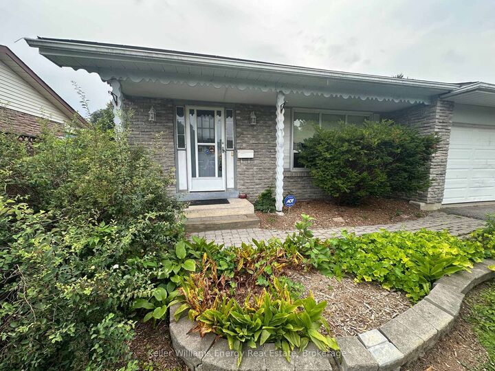 Property Photo:  252 Keewatin Street S  ON L1H 6Z8 