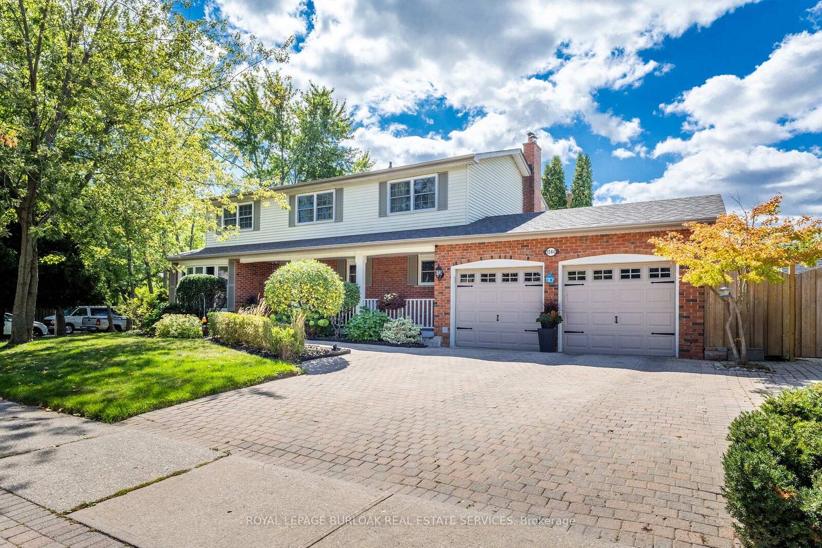 Property Photo: 1580 Woodeden Drive ON L5H 3S5