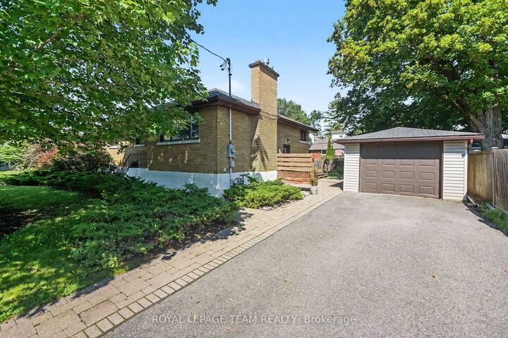 Property Photo: 3 Donna Street ON K2G 2V5