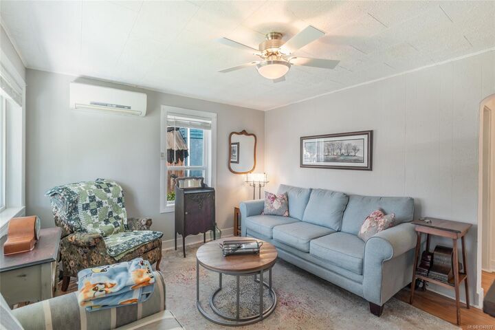 Property Photo: 4955 Elizabeth St BC V9Y 6M4
