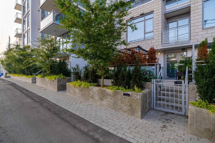 2435 Kingsway 204 — photo 1