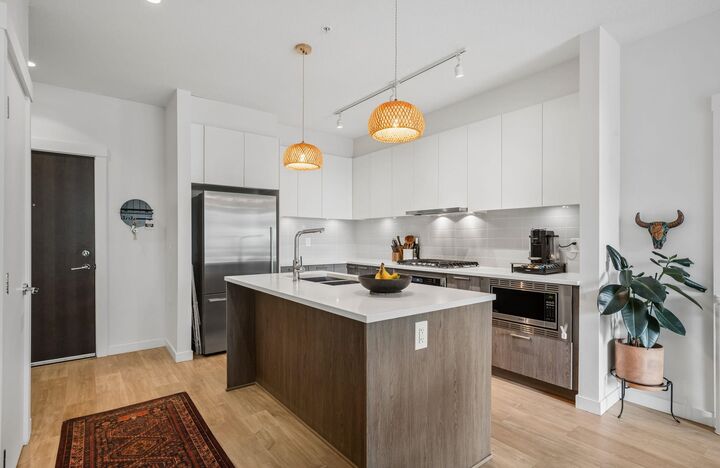 Property Photo: 625 E 3rd Street 105 BC V7L 1G6