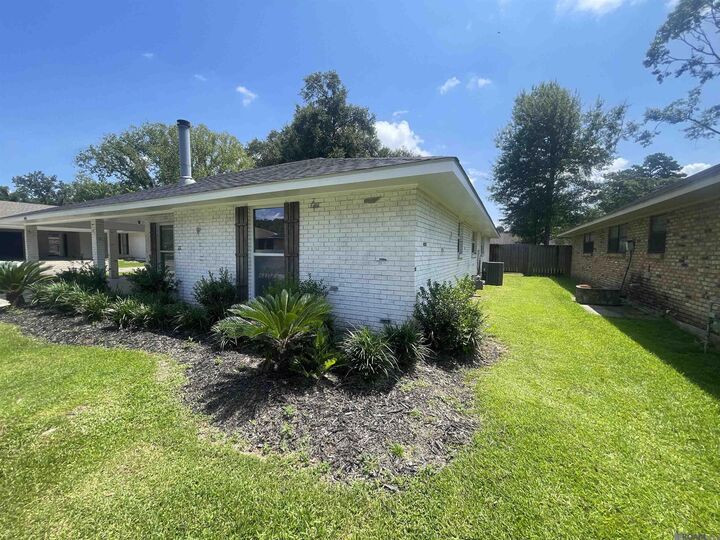 Property Photo: 5202 Bangor Dr LA 70814