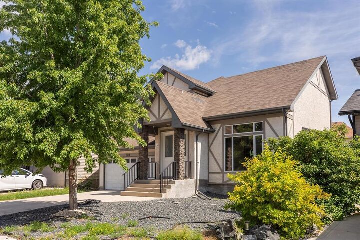 Property Photo:  304 Oak Lawn Road  MB R3Y 0H7 