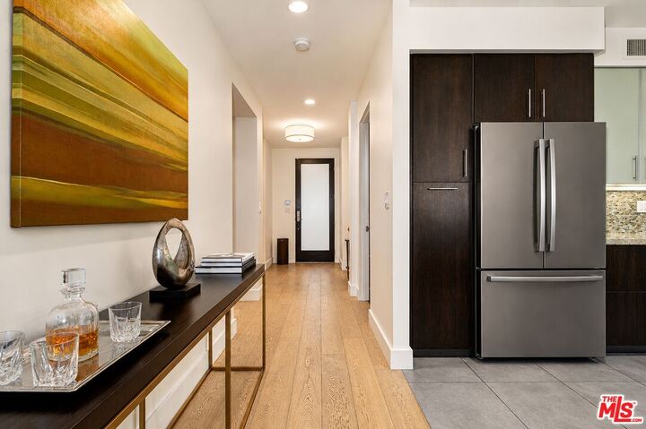 Property Photo: 1304 Roxbury Dr, Unit 202 CA 90035
