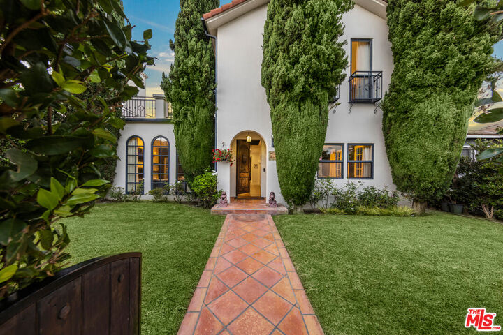 Property Photo: 725 Oxford Ave CA 90292