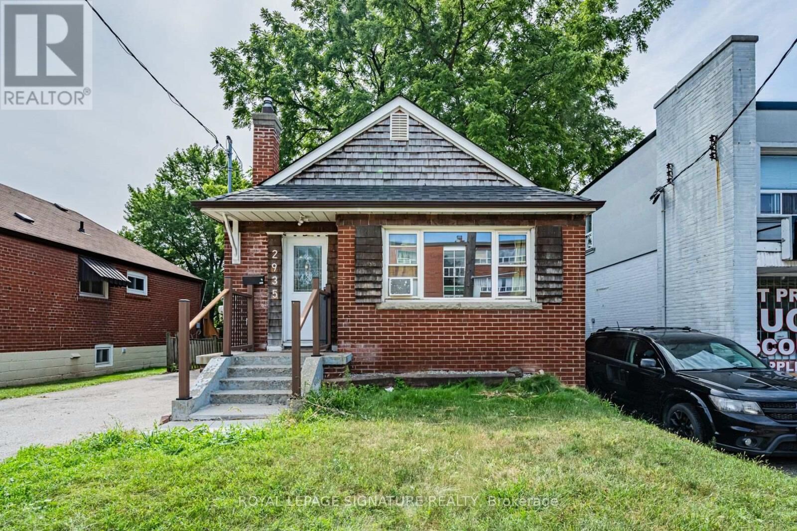 Property Photo:  2935 St Clair Avenue East  ON M4B 1N9 
