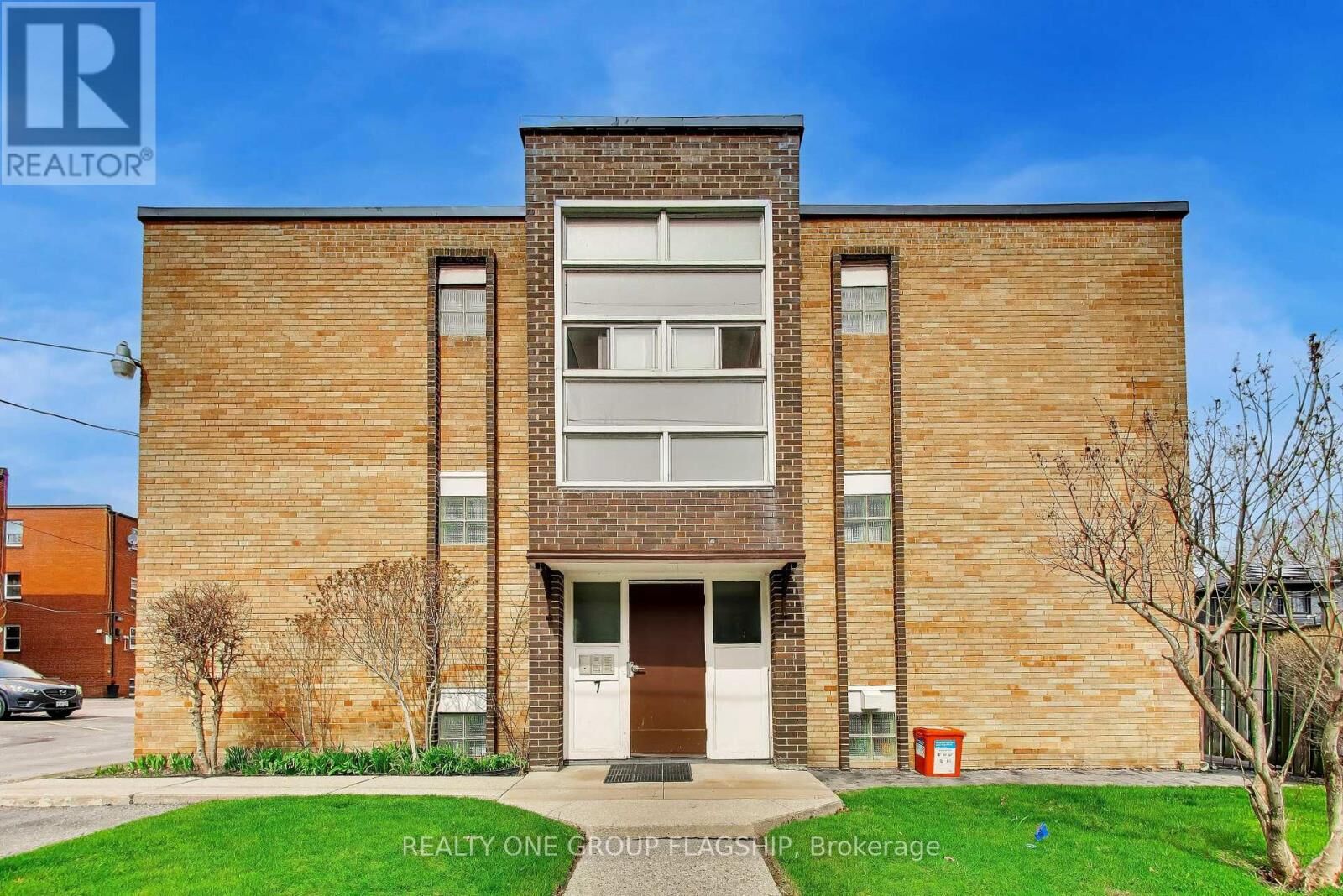 Property Photo:  7 Elmwood Avenue South 9  ON L5G 3J6 