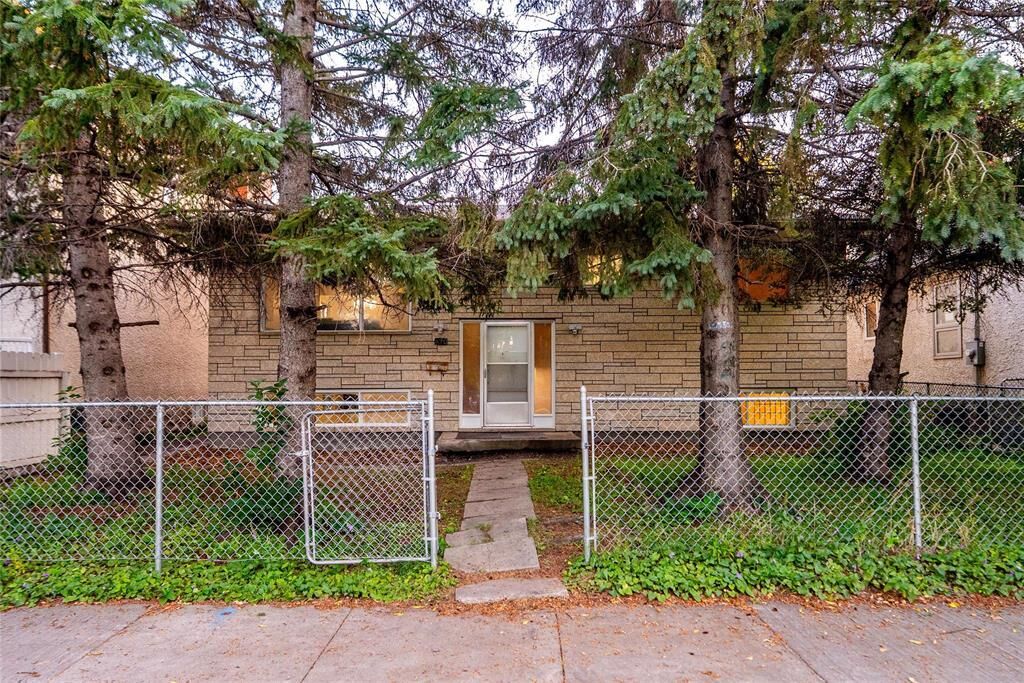 Property Photo: 820 Stella Avenue MB R2X 0A6