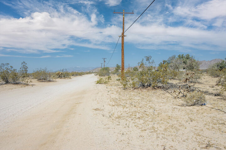 Property Photo:  305 Two Mile Road  CA 92252 