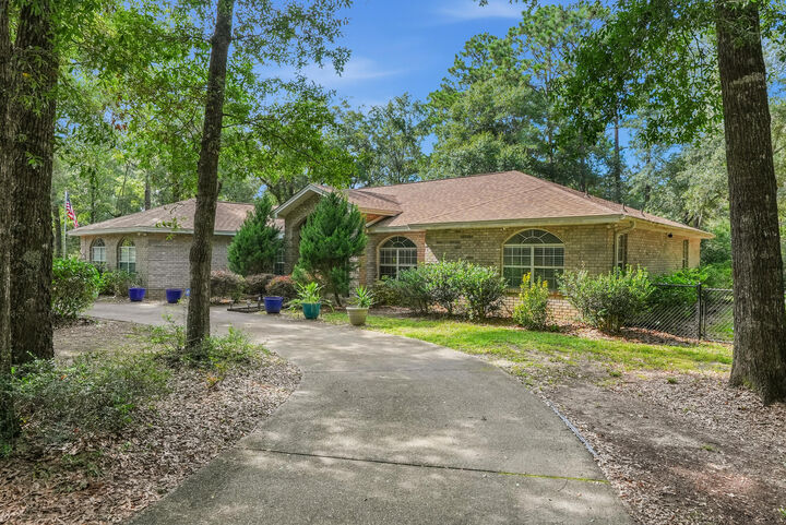 Property Photo: 6932 Summit Place FL 32570