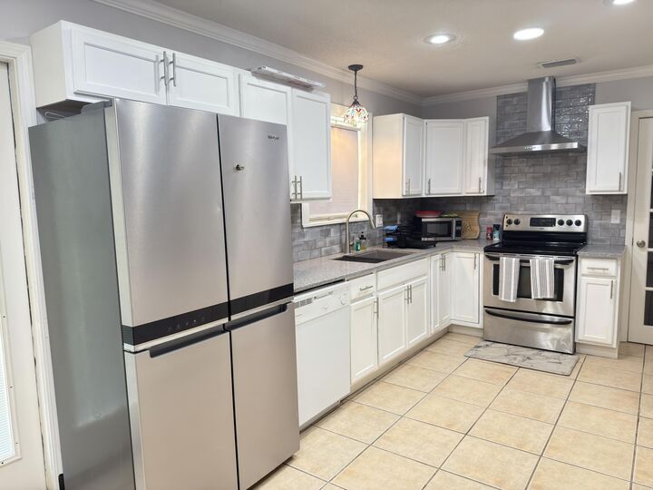 Property Photo: 7929 Whitmire Drive FL 32514