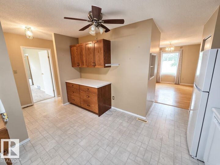 Property Photo:  1552 54 Street NW  AB T6L 6H4 