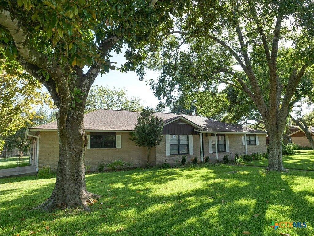 Property Photo:  1209 E Morgan  TX 77954 