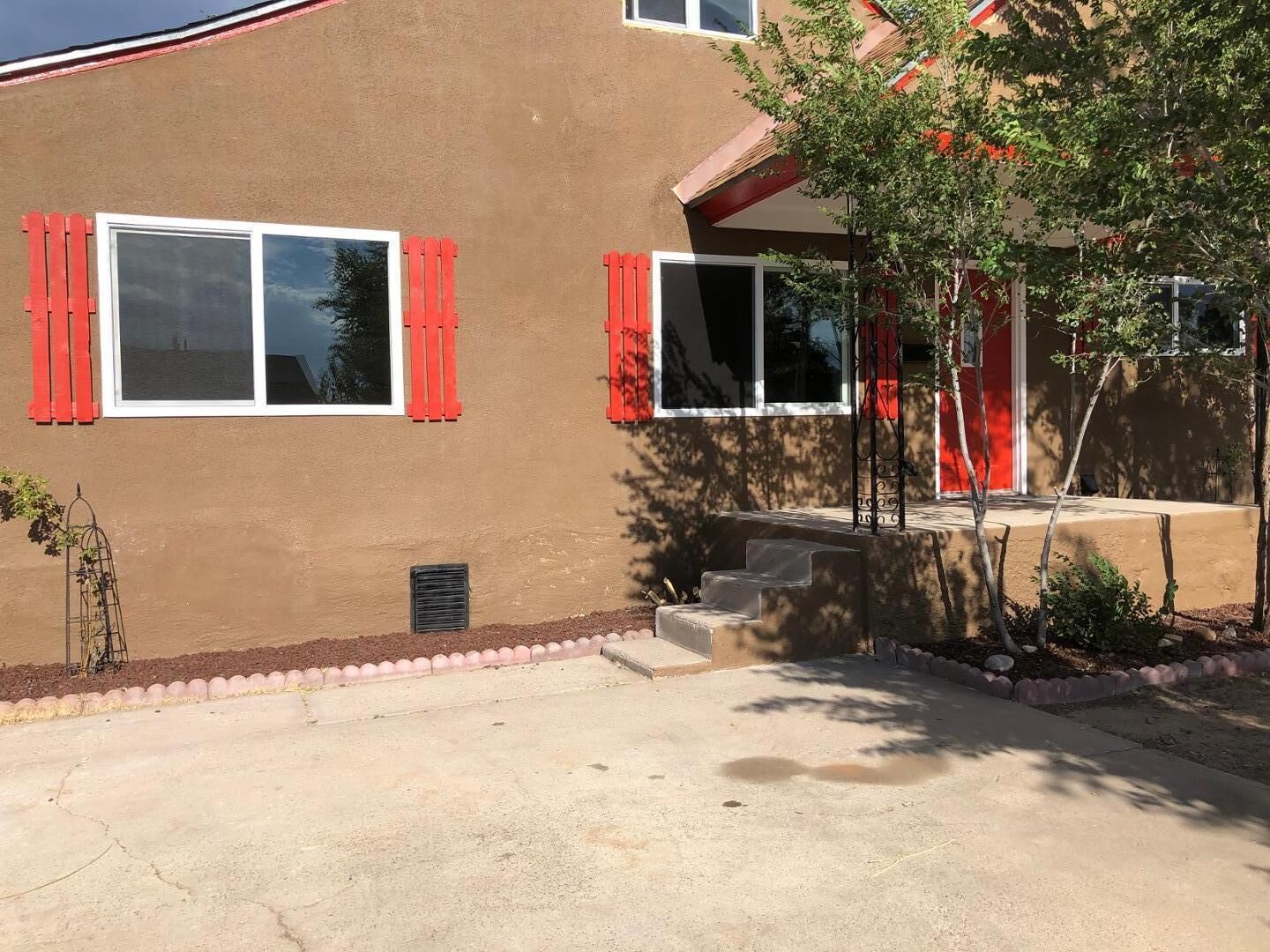 Property Photo:  412 Grove Street NE  NM 87108 
