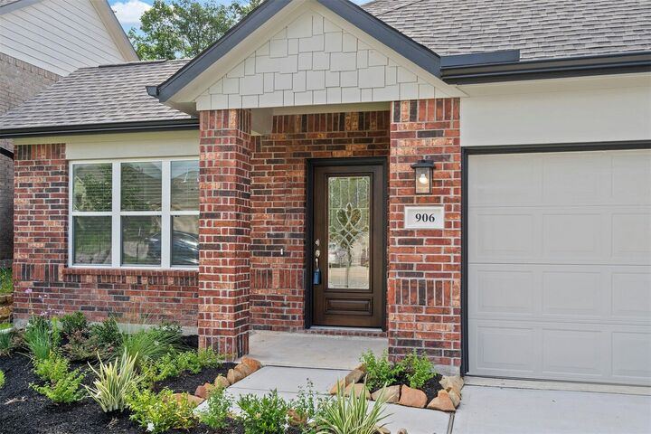 Property Photo: 906 Golden Willow TX 77304