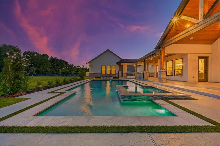 Property Photo: 8 Little Sorrell Court TX 77377