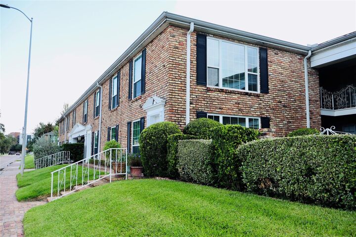Property Photo: 2201 Fountain View Drive 5J TX 77057
