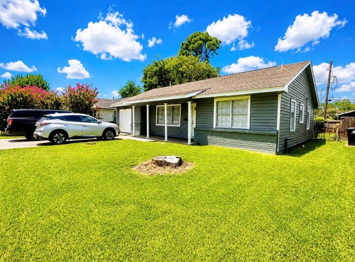 Property Photo:  631 Roper Street  TX 77034 