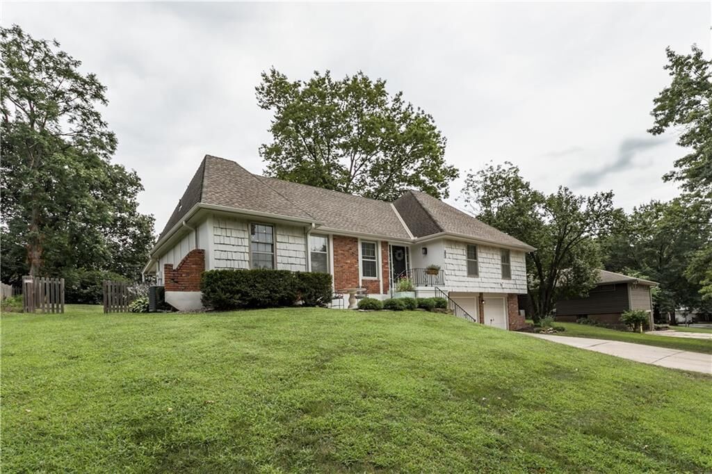 Property Photo: 522 E 129th Terrace MO 64145