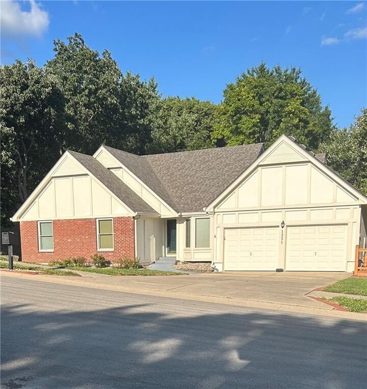 Property Photo: 1231 Wildbriar Drive MO 64068