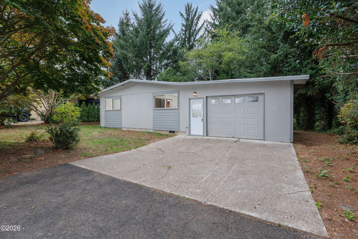 Property Photo:  980 SE Rolph Court  OR 97394 