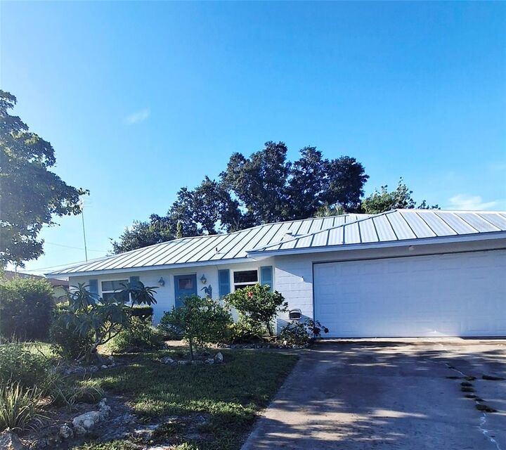 Property Photo: 135 Englewood Heights Road FL 34223