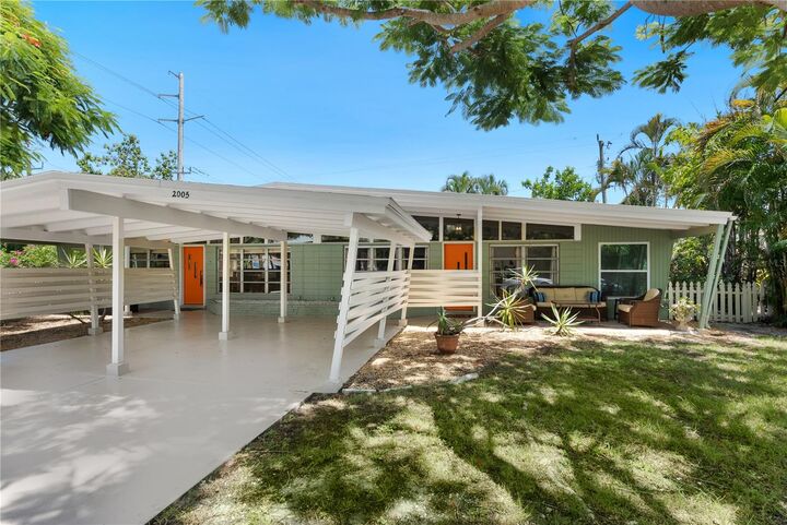 Property Photo: 2005 Tetlow Place FL 34239