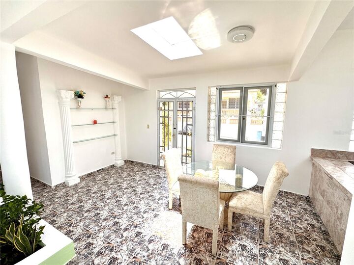 Property Photo:  