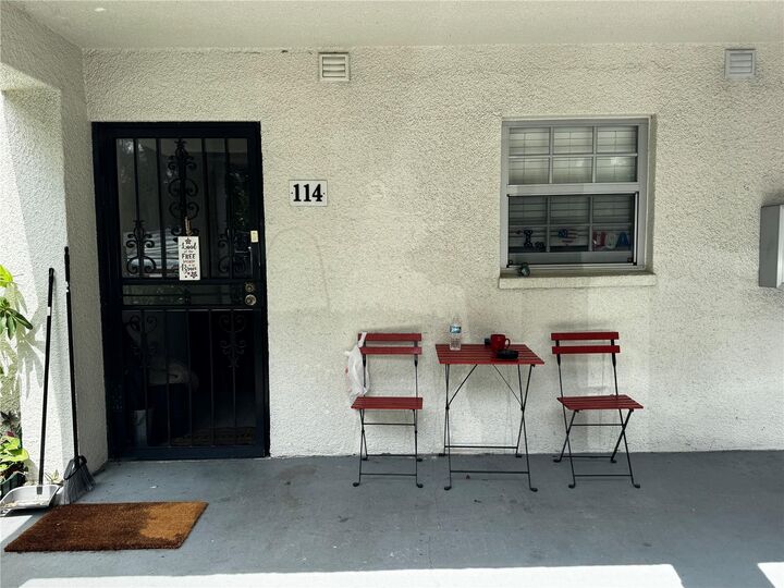 Property Photo: 706 Oakgrove Drive 114 FL 33510