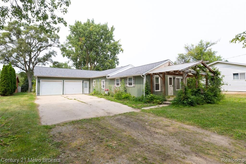 Property Photo:  3063 Stockbridge Street  MI 48506 2164 