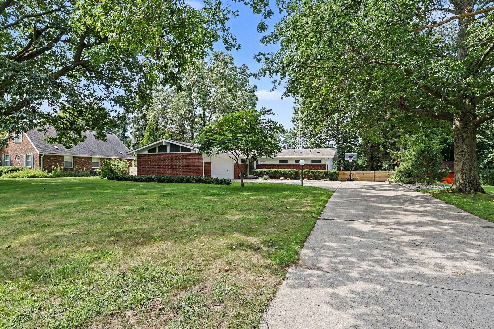 Property Photo: 3206 W Valley View Drive MI 49085