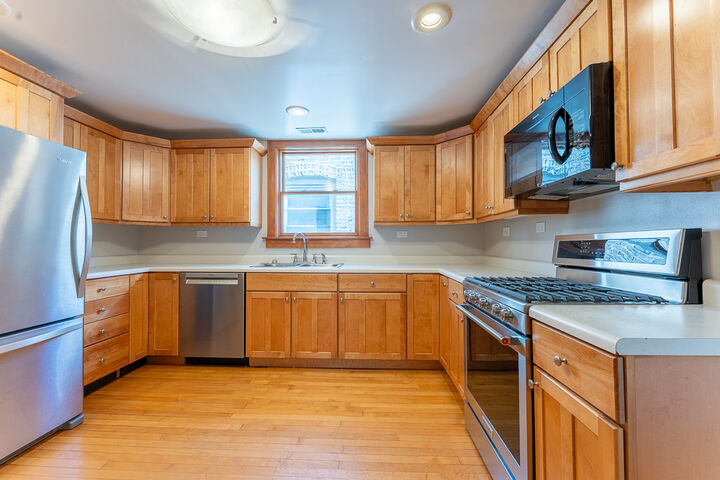 Property Photo:  5325 W Montrose Avenue 2  IL 60641 