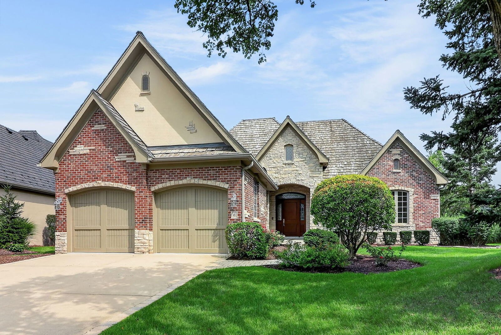 Property Photo:  46 Forest Gate Circle  IL 60523 