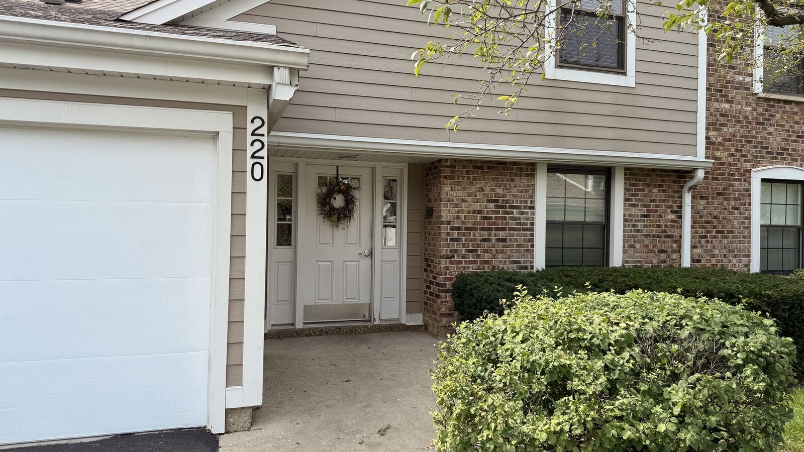 Property Photo: 220 Oak Knoll Court B2 IL 60193