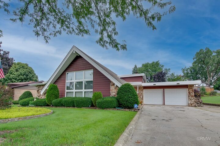 Property Photo: 21W310 Tee Lane IL 60143