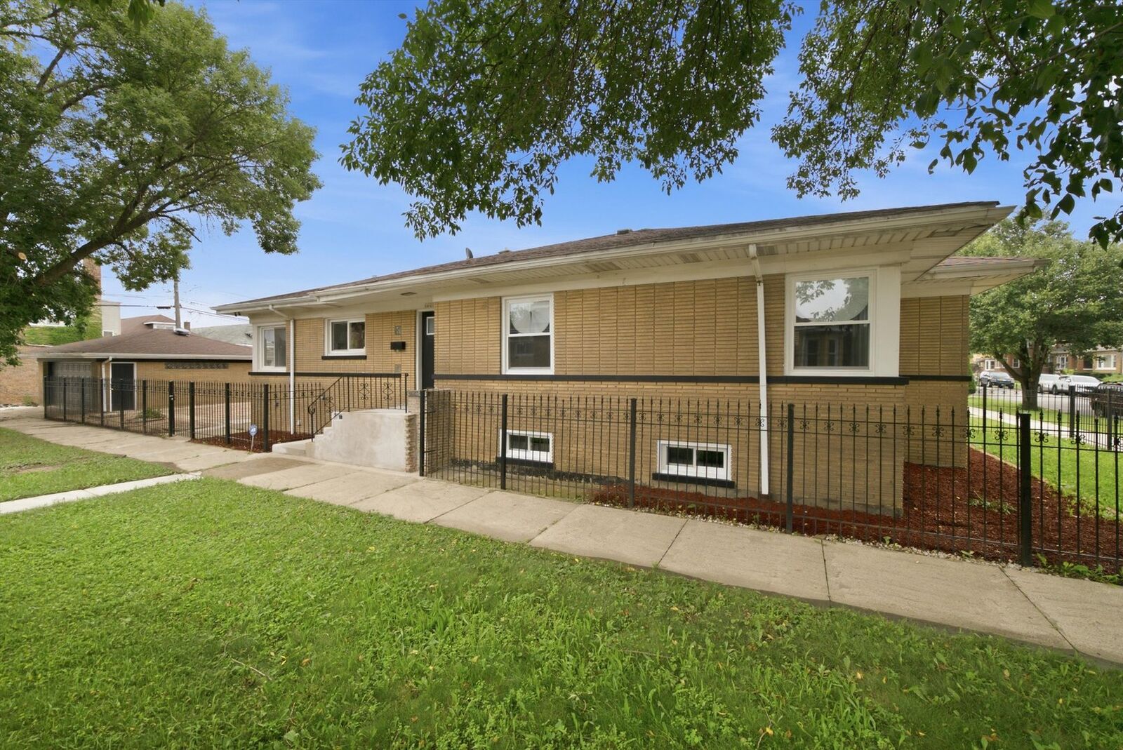 Property Photo:  6601 S Francisco Avenue  IL 60629 