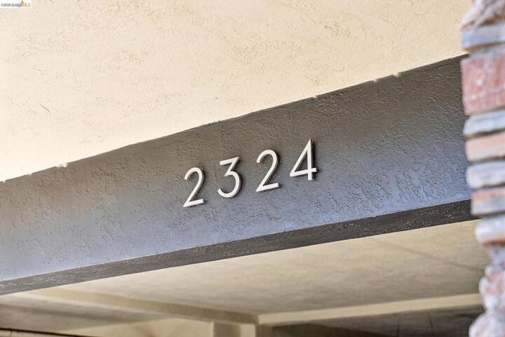 Property Photo: 2324 Lakeshore Ave 6 CA 94606