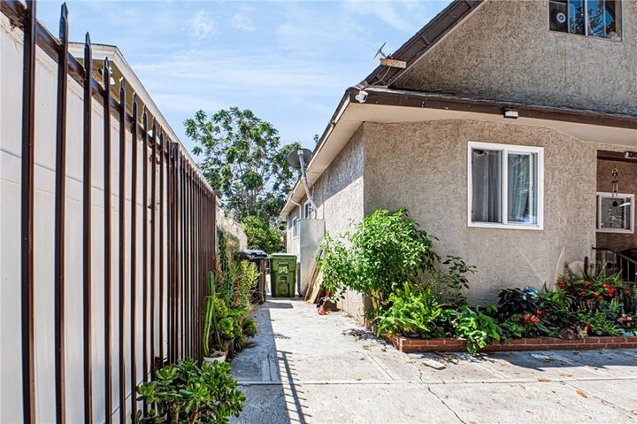 Property Photo:  1208 E 34th Street Los Angeles Ca  CA 90011 