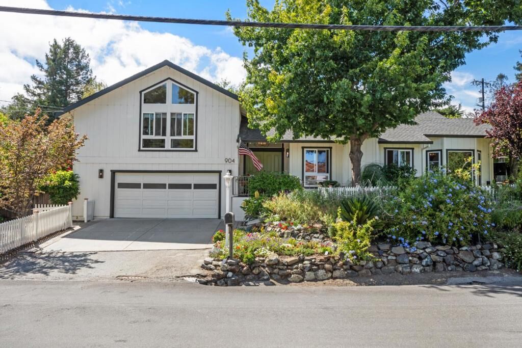 Property Photo: 904 Lakeview Way CA 94062