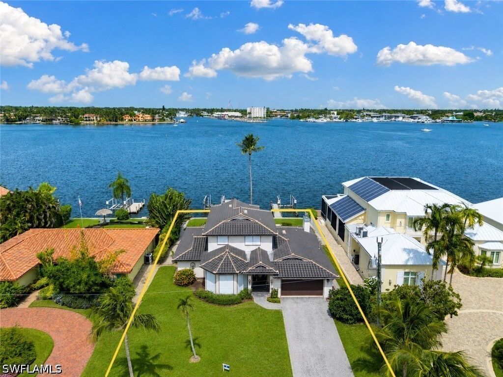 Property Photo: 1535 Dolphin Lane FL 34102