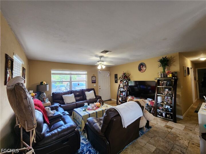 Property Photo: 5242 Texas Avenue FL 34113