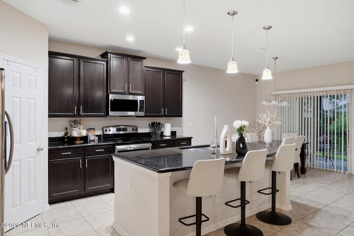 Property Photo: 438 Auburn Oaks Road E FL 32218